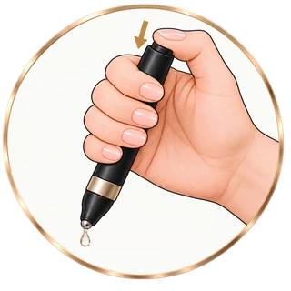 มือกดปลายปากกา ONE PEN จนหยดเซรั่มออกที่ลูกกลิ้ง